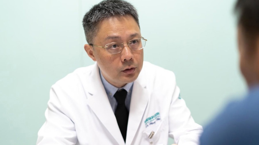 Dr. Wang Wei consulting with a patient at Shanghai Donglei Brain Hospital