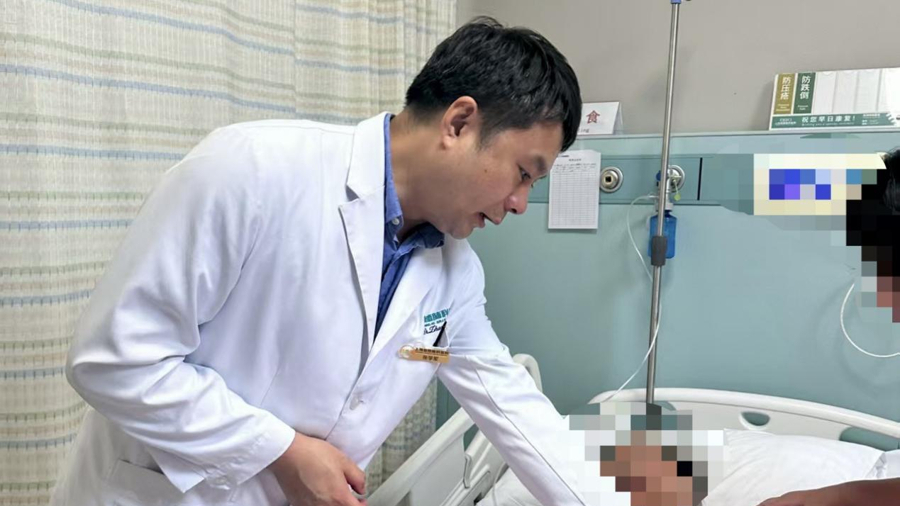 Dr. Zhang Xuejun examining an elderly patient at Shanghai Donglei Brain Hospital