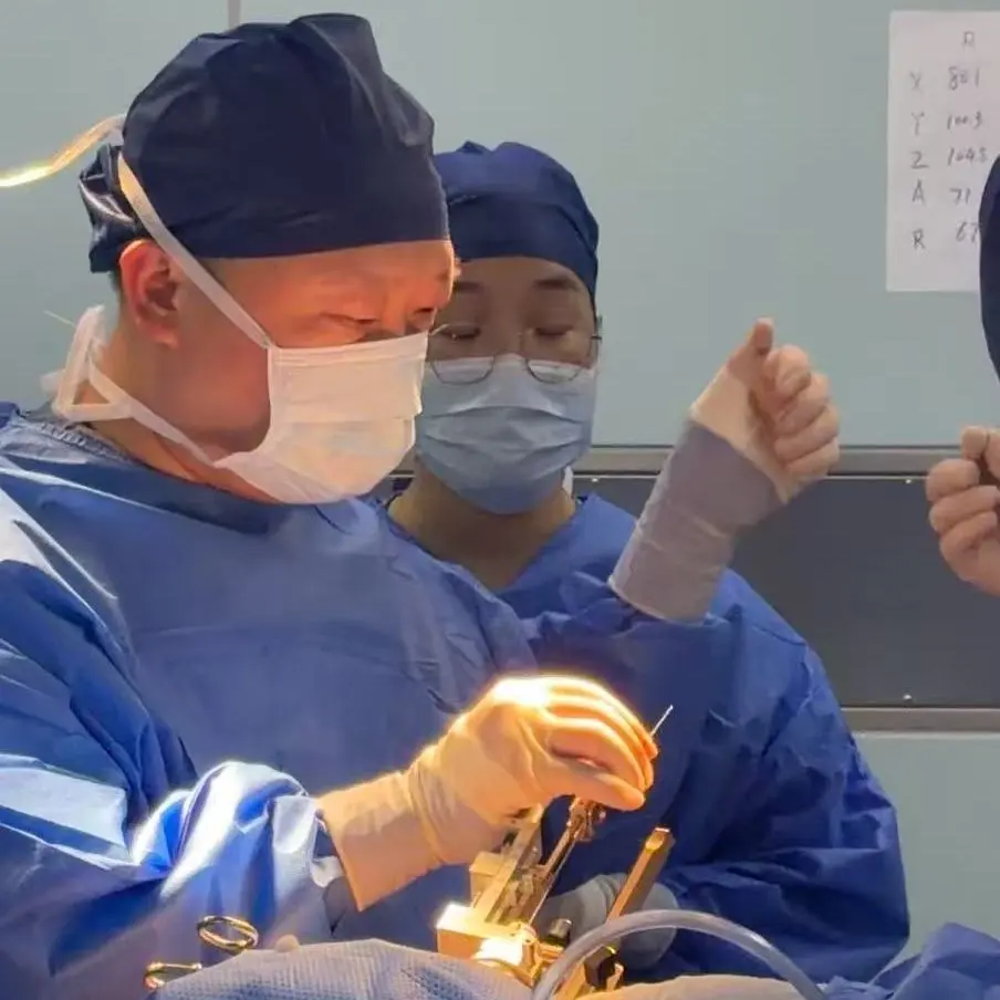 Prof. Hu Xiaowu leading the DBS surgery