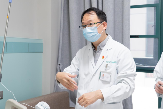 Dr. Gai Yanting performing OCT-guided carotid stent evaluation at Shanghai Donglei Brain Hospital