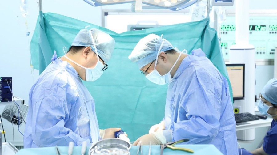 Dr. Wang Wei performing neurosurgery at Shanghai Donglei Brain Hospital